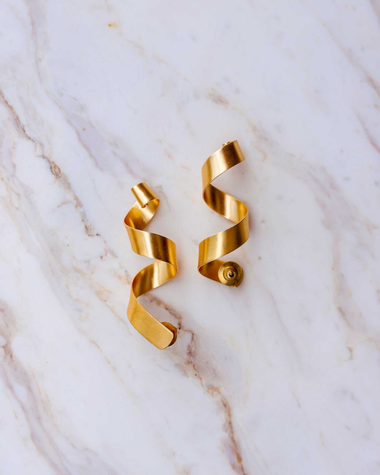 Brincos fitas festivas