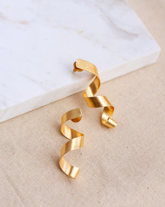 Brincos fitas festivas