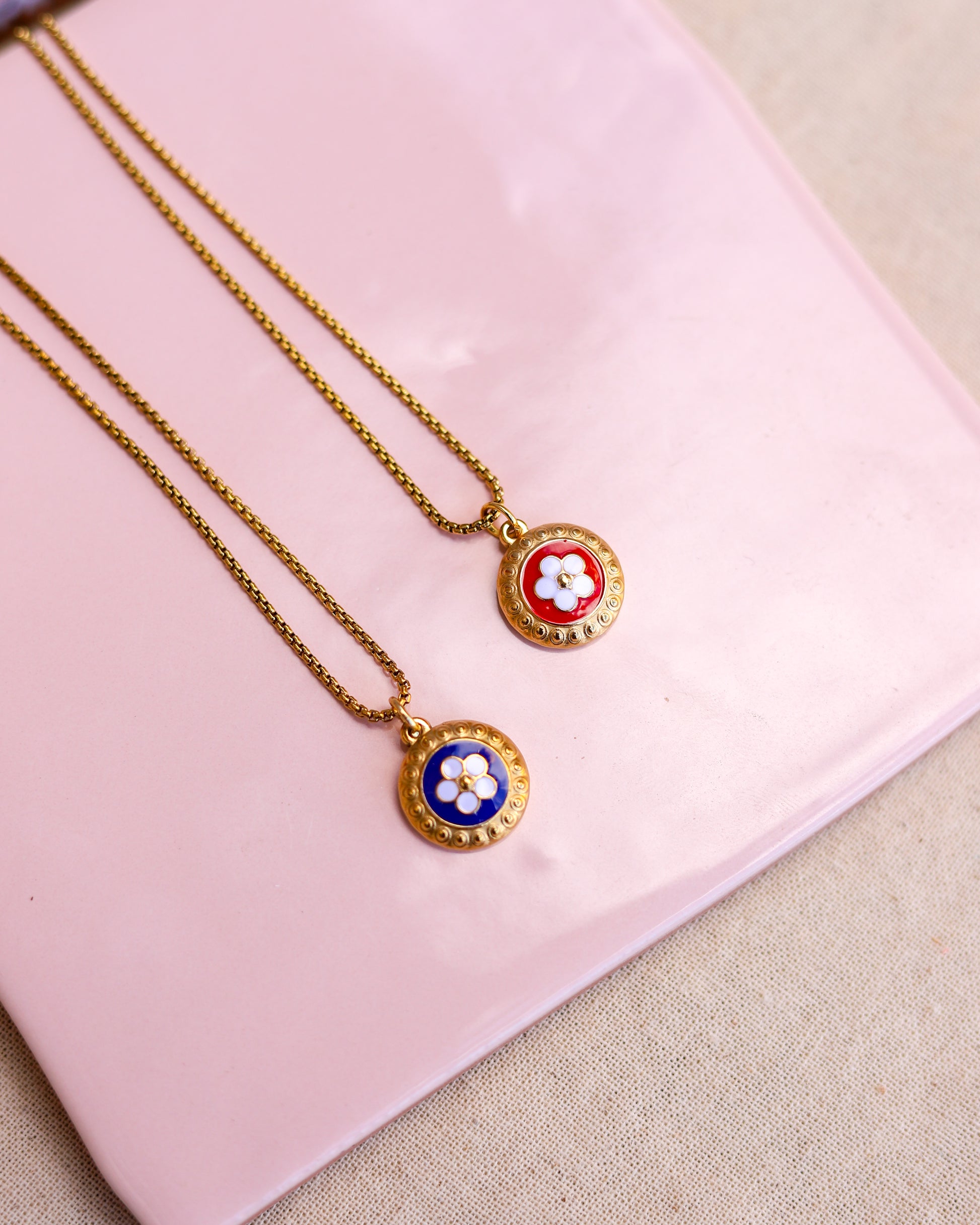 Colar dourado com pendente flor caramujo — Maria Beirão