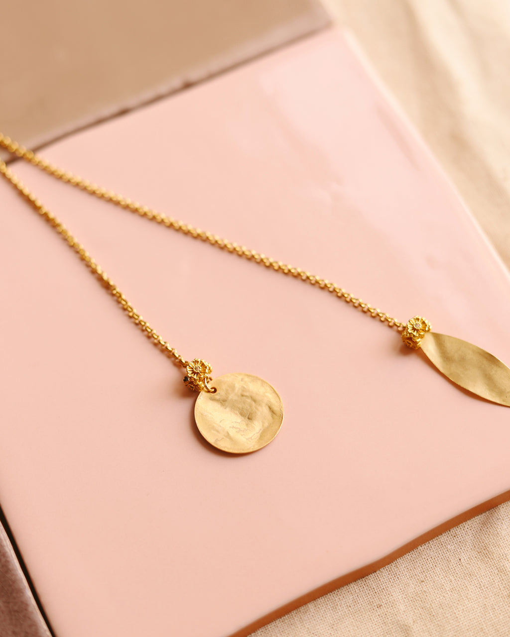 Colar up & down dourado com medalha martelada e folha