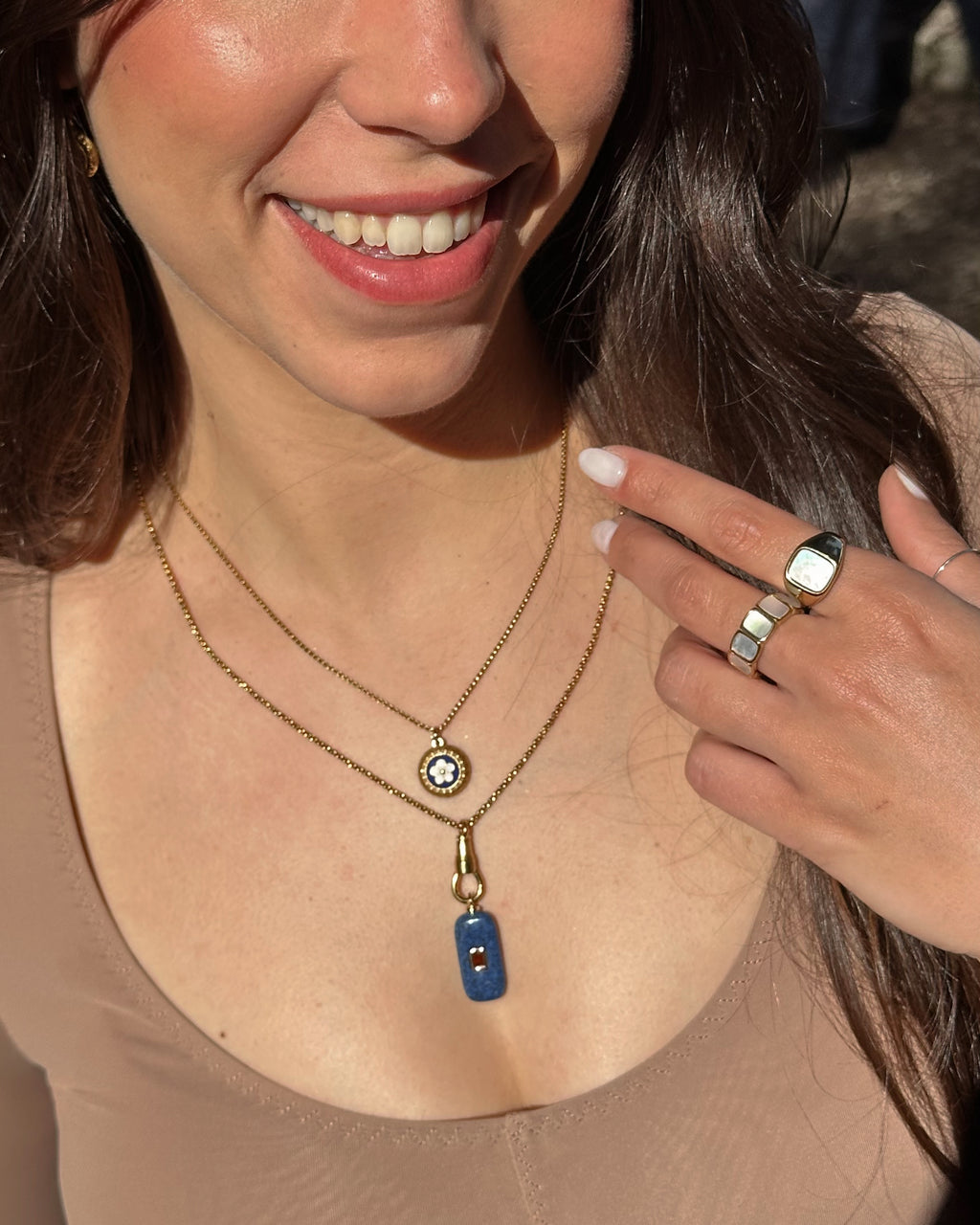 Conjunto colar e brincos dourados com caramujo azul — Maria Beirão