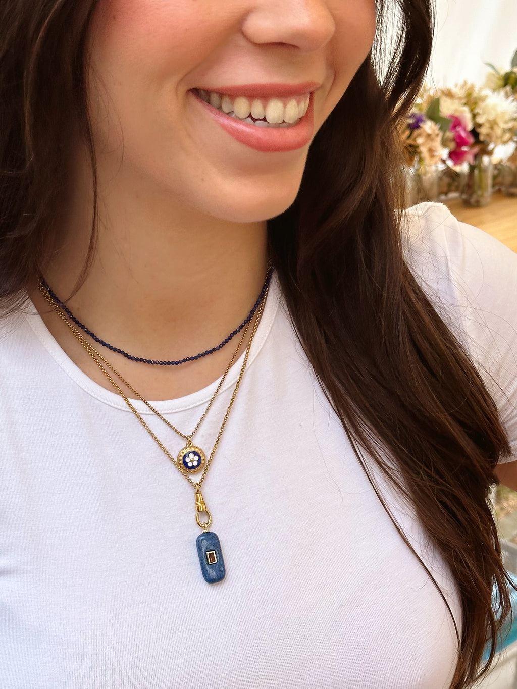 Conjunto colar e brincos dourados com caramujo azul — Maria Beirão