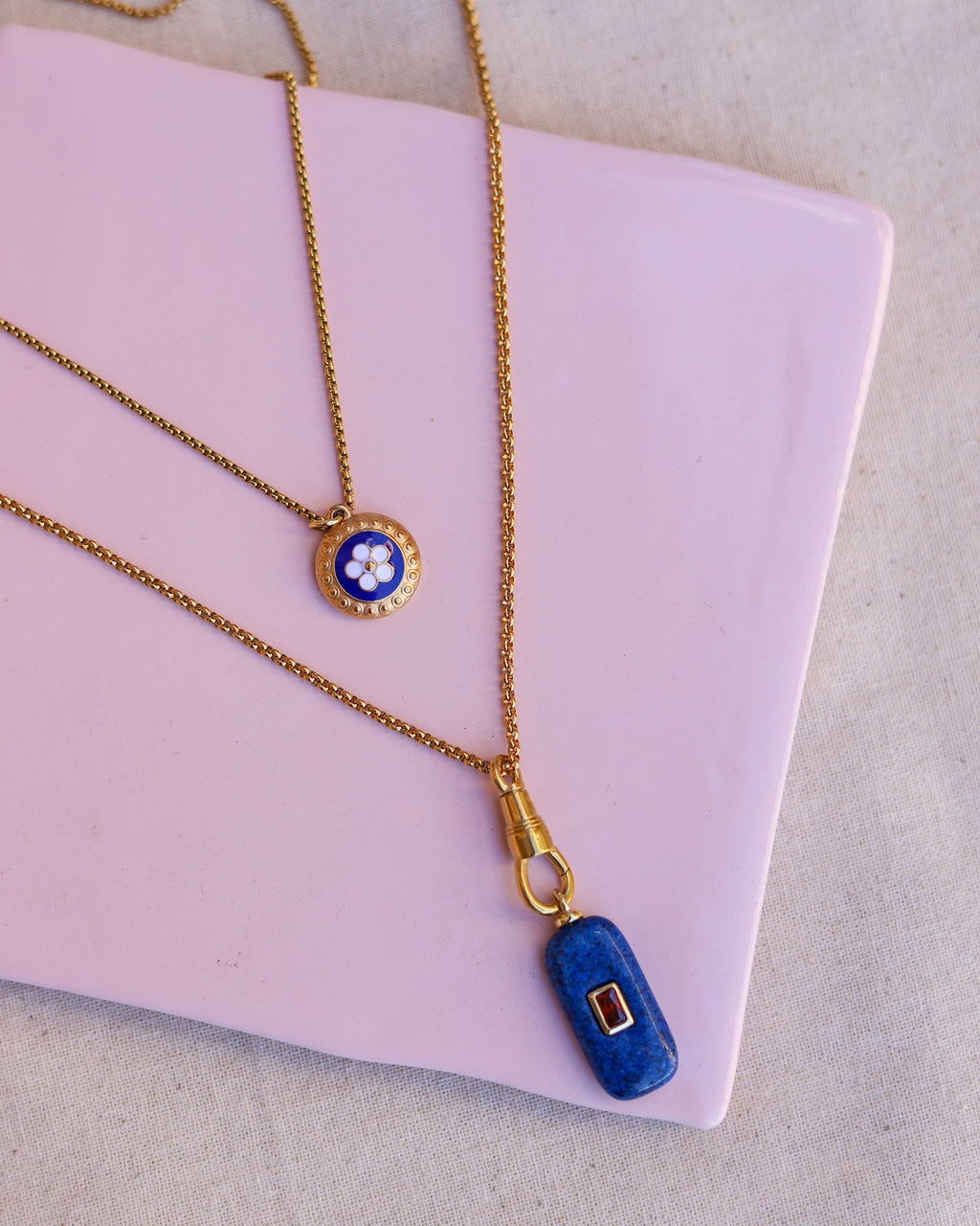 Conjunto colar e brincos dourados com caramujo azul — Maria Beirão