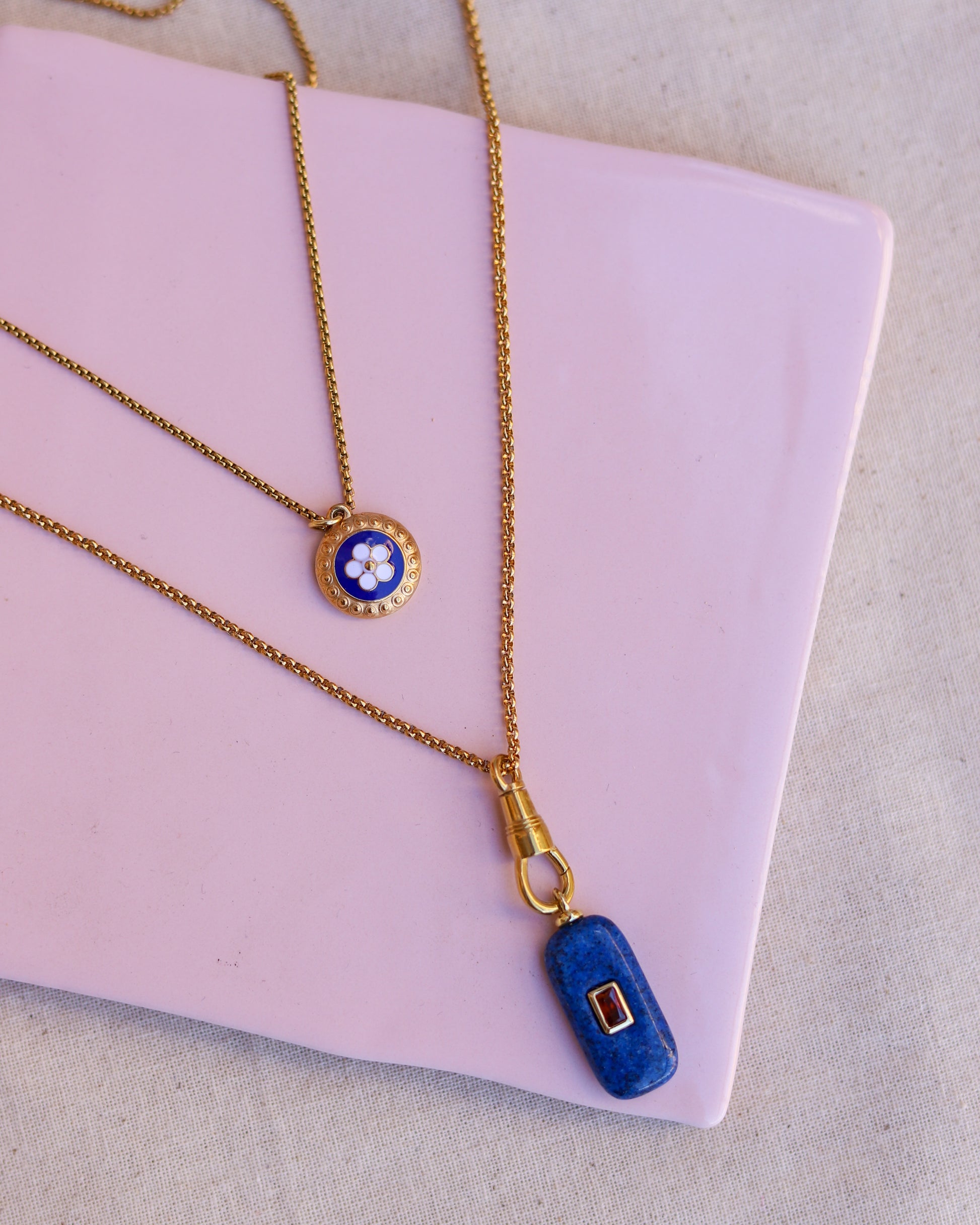 Conjunto colar e brincos dourados com caramujo azul — Maria Beirão