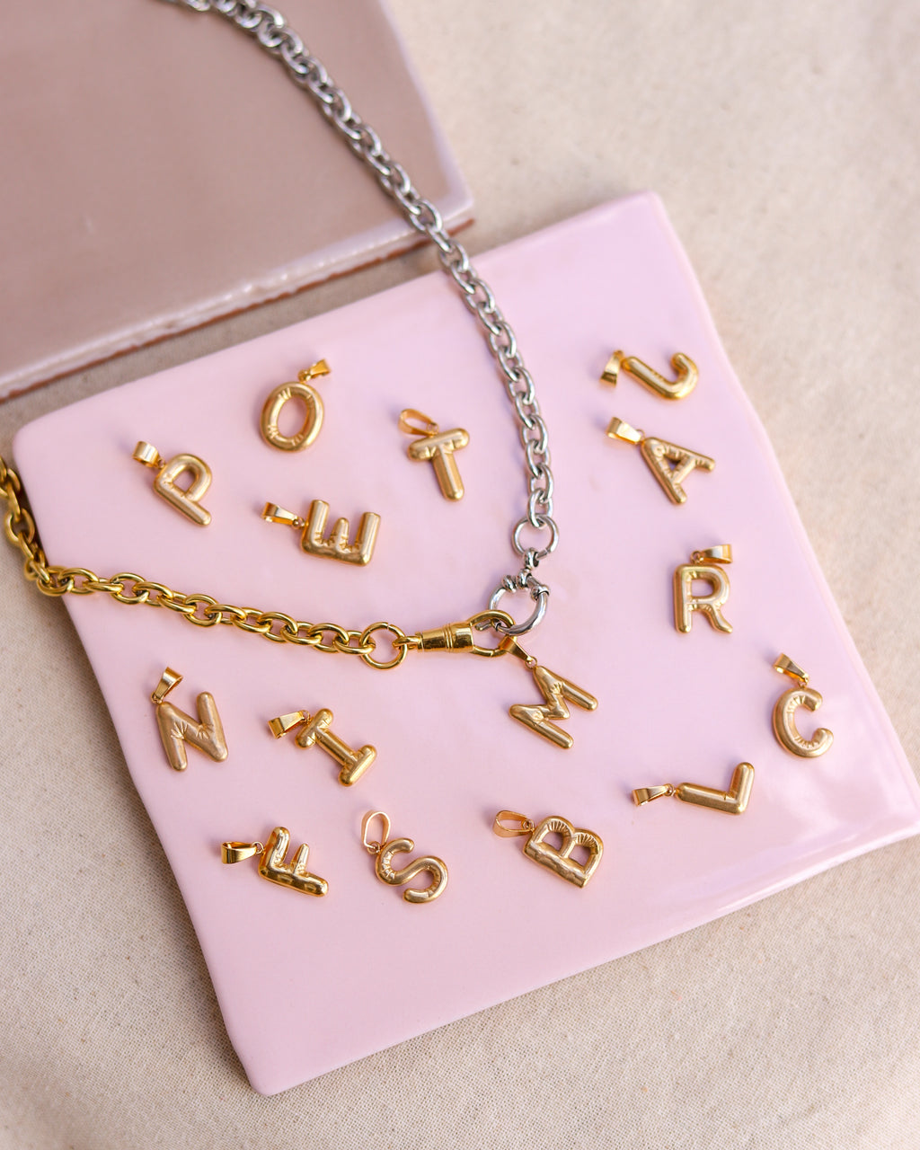 Corrente dourada com letra inicial personalizável — Maria Beirão