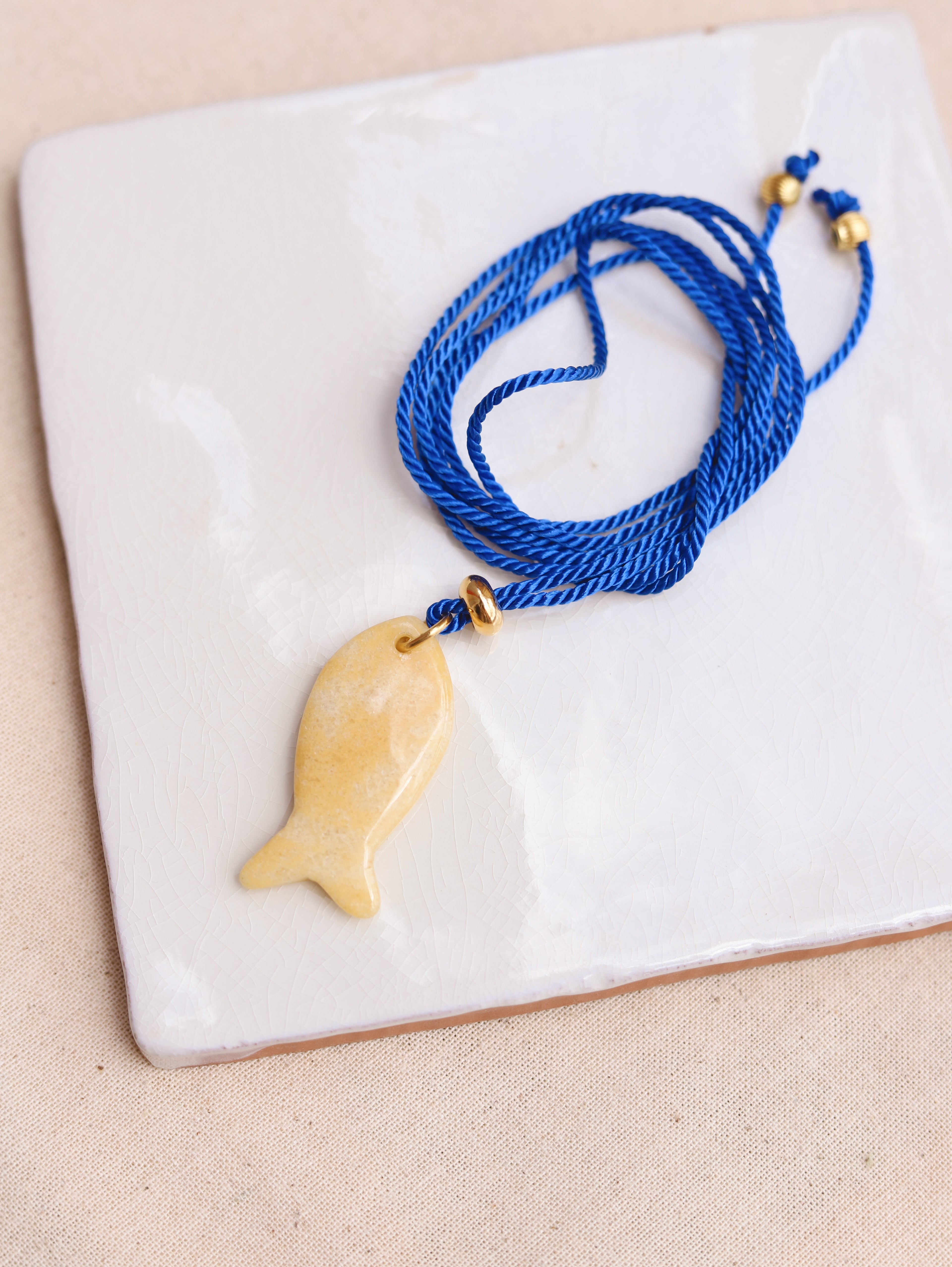 Colar Peixe em fio de seda