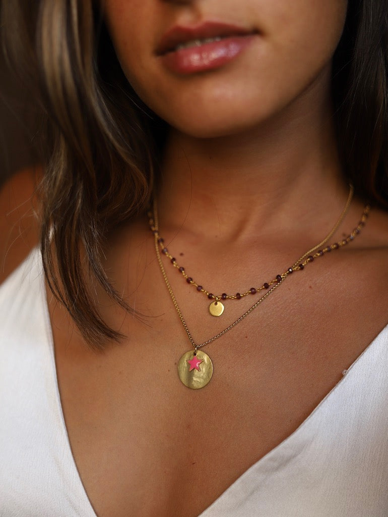 Colar dourado minimalista com pendente — Maria Beirão