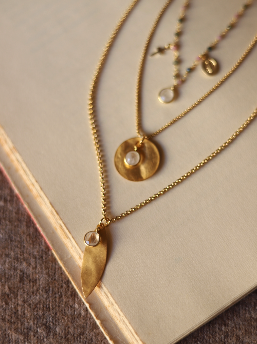 Set Our Lady (moonstone)